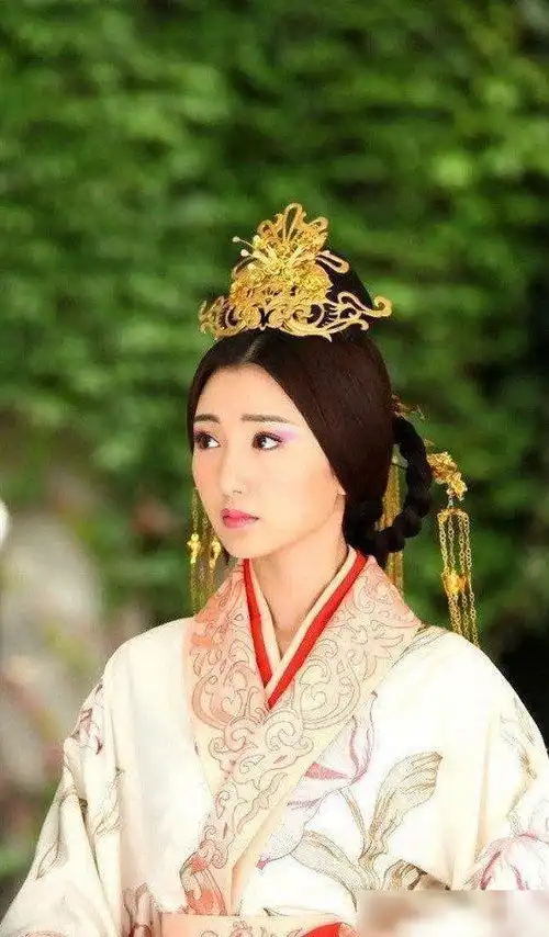 古装剧10个美绝人寰的皇后造型唐嫣华丽,江疏影优雅,杨幂霸气
