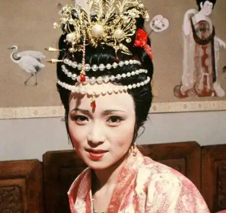 87版红楼梦之秦可卿剧照你看出来是两个人饰演的吗