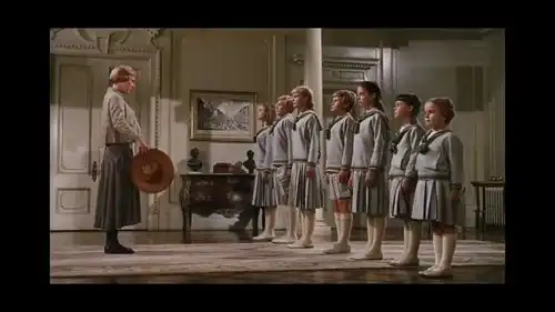 音乐之声活泼修女被分配去当家庭教师,没想到刚上岗就被孩子们作弄