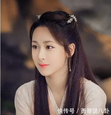 杨紫与李易峰同时官宣,引起微博瘫痪,网友在一起好般配
