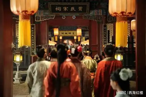 22睁大眼睛仔细看荣国府挂满宫灯
