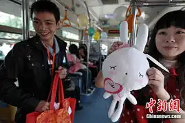 福州上千单身男女公交车上相亲