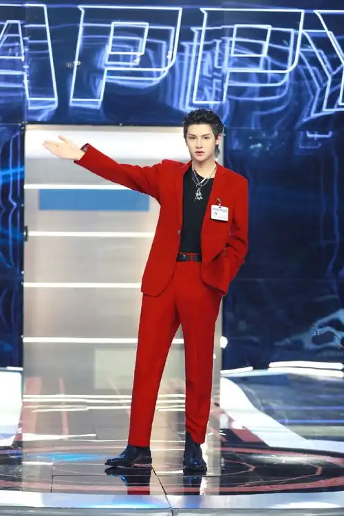 组图黄明昊快本剧照曝光酒红色西装帅气有型
