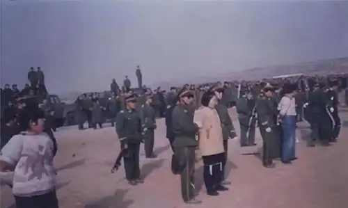 枪毙犯人时,为何要十几个人一起开枪不是怕打不死,另有原因
