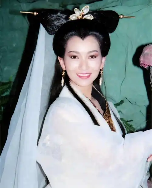 65岁赵雅芝仙气依旧穿露肩裙演绎冻龄女神,丝毫看不出年纪
