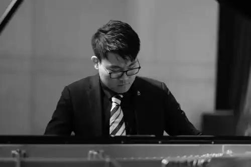 钢琴家的生活荣光与艰苦并存
