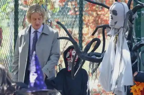 读奇迹男孩整容27次的他,在异样的眼光里该如何自处
