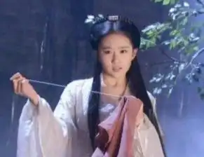 6位女星缝衣服,杨幂赵丽颖刘亦菲刘诗诗白冰迪丽热巴谁最认真
