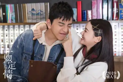 一吻定情今日公映王大陆林允情侣街拍甜炸
