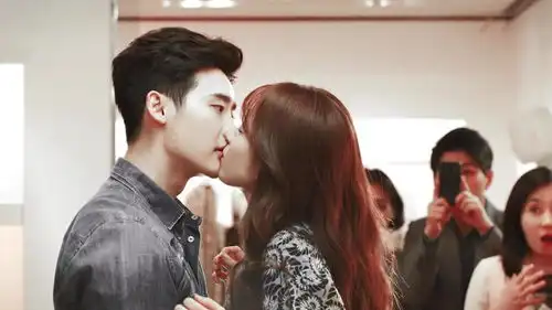 w两个世界李钟硕韩孝周帅哥美女的吻戏就是很唯美呢