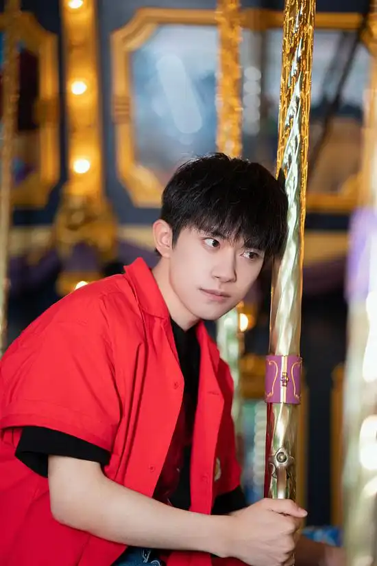 易烊千玺迪士尼花絮照曝光坐旋转木马可爱软萌