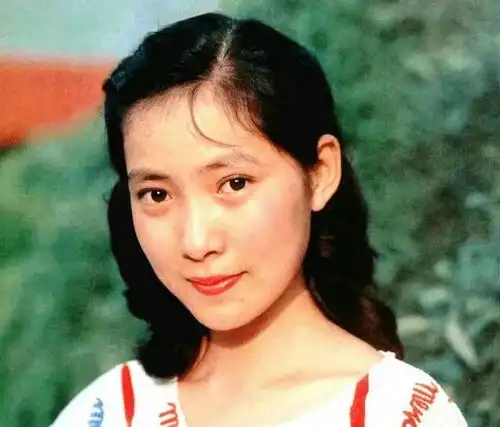 她因狂飙爆红,初恋张铁林,嫁老外与家人决裂,婚后一天提百次离婚