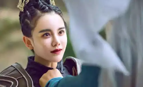 36岁女星装嫩被骂上热搜不靠脸,她还剩下什么