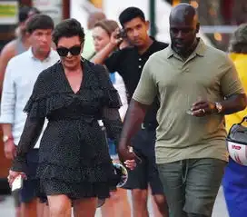 凯莉詹娜与母亲各牵黑人男友亮相,狂撒狗粮秀恩爱,母女互不示弱