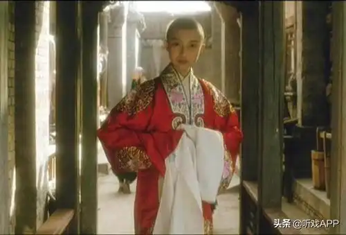 他是霸王别姬里的小豆子,出生在京剧世家,也曾饰演梅兰芳
