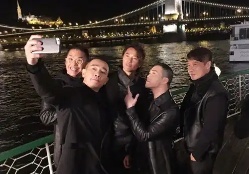 蒙面唱将难度越来越大,不看提示我只能猜出两个,你呢
