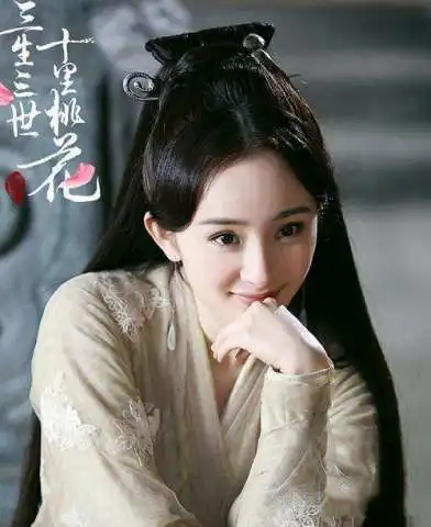 杨幂这次拯救了发际线,大长腿吸晴,坦言过年不想回家