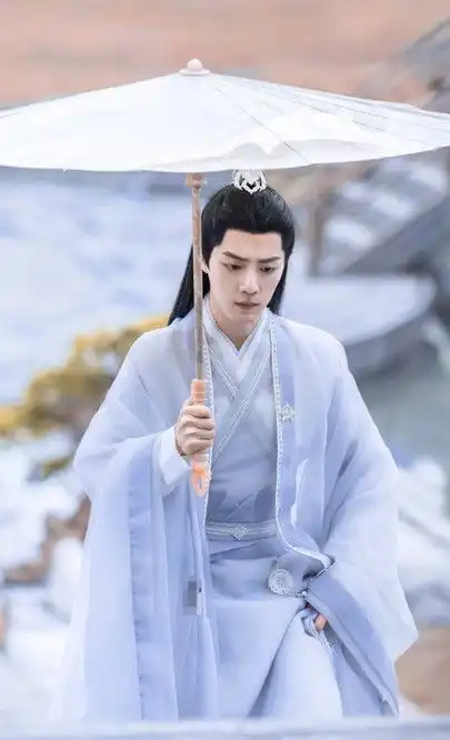 玉骨遥杀青,肖战穿古装捧鲜花出镜,90后顶流的剧照太仙气
