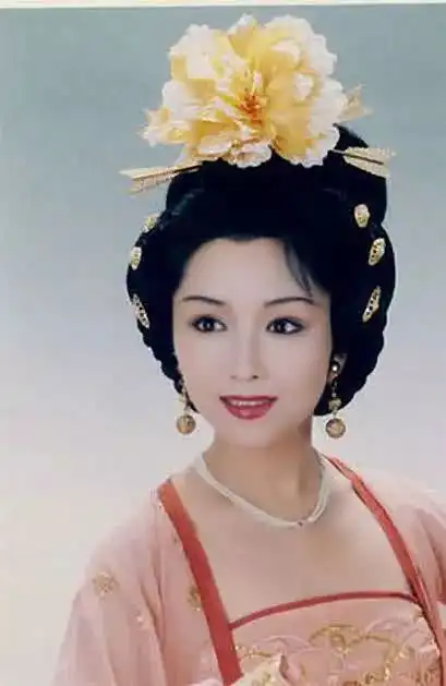 影视中头戴一朵牡丹花就能撩倒众人,刘亦菲似花神佟丽娅倾城
