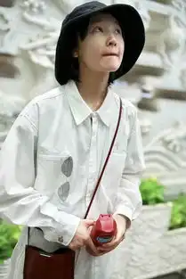 周冬雨衣品滑落白色工装服穿成麻袋装,太瘦的烦恼
