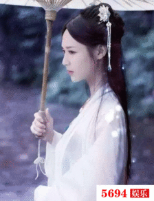 林青霞才是白素贞的鼻祖,刘涛左小青穿一身白也不像白素贞
