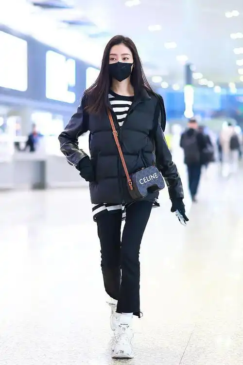 张天爱穿黑色棉服横条纹t恤背celine单肩包又美又飒
