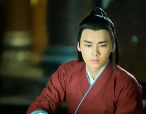 以前的古装男神只需一根绳子,如今穿金戴银的,网友俗气
