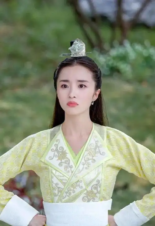 她是流量小花时代的一股清流,曾饱受争议终华丽蜕变,这才是青春少女该有的模样