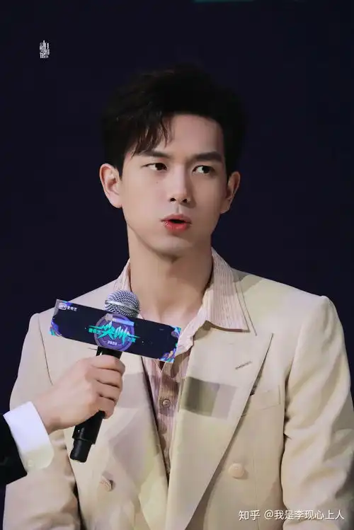 锦衣之下和亲爱的,热爱的,都很火,但为什么感觉任嘉伦没有李现涨粉快呢