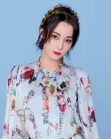 迪丽热巴烫卷前后看上去差10岁卷发减龄学着点
