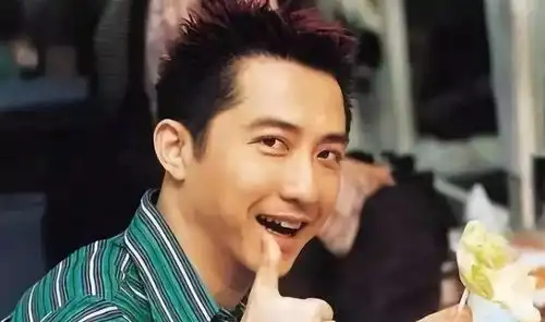 吸引人的不是冯绍峰,而是深陷牵手门的他