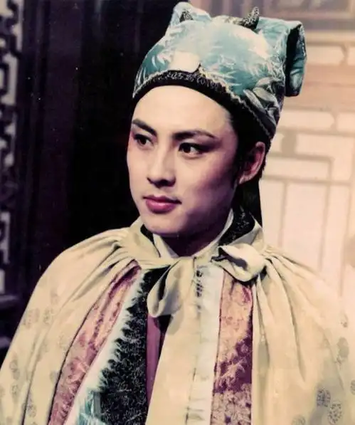 送剧本因帅气被看中,一角走红渐渐被遗忘,30年姐弟恋恩爱如初