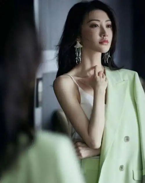 翻红的景甜真美,穿西装露出小吊带好俏皮,精致的五官真迷人