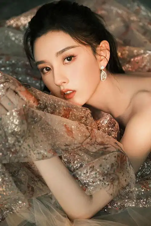 一周妆发集锦许佳琪浪漫氛围撩人心弦张钧甯勾勒精致脸庞