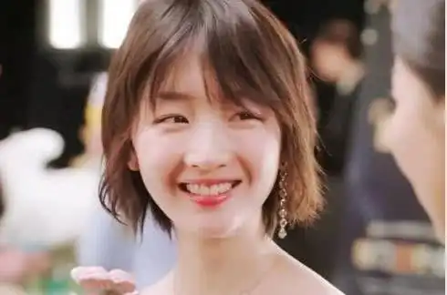 周冬雨自称上学时无人追,照片曝光,网友我也不敢追
