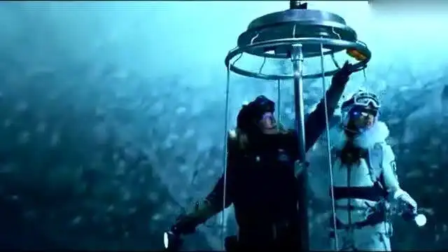 功夫瑜伽杰克清来朋友帮忙,打开冰面,杰克下去探索情况