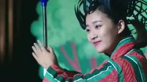 男班长演白雪公主,韩叙负责把他亲醒,男班长表情陶醉
