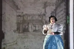 老舍写下的市井家庭,有中国式的幽默和生活理想
