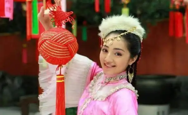 两人同饰演含香,一个像九天之上的仙女,一个像推销羊肉串的