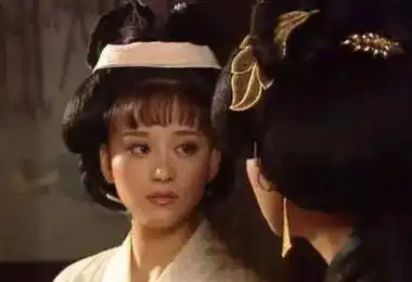 20岁美过刘晓庆,因车祸致面瘫而退圈,今家庭美满身家过亿
