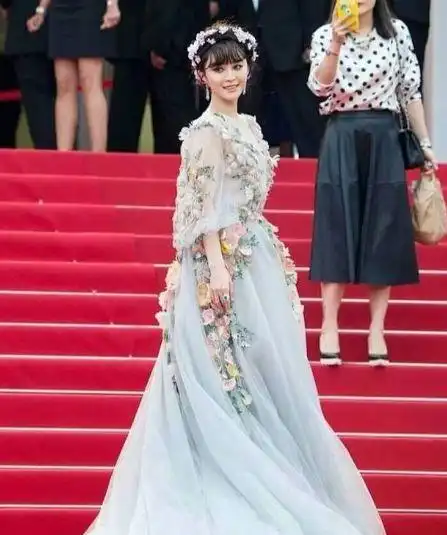 这确定是范冰冰出席晚宴身材臃肿发福,穿大牌礼服被吐槽像大妈