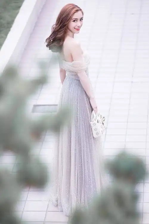 杨颖好大胆,学刘嘉玲把吊带穿成抹胸网友再不管管就要上天了