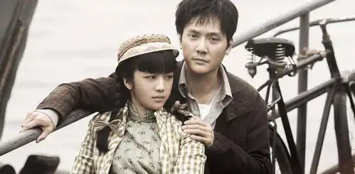 42岁冯绍峰新戏路透曝光长发花衬衫不修边幅,胳膊纤细骨瘦如柴