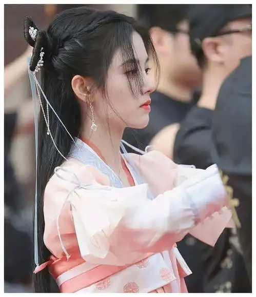 新剧鞠婧祎将是来袭搭档高颜值男神,高中生问能否在高考后播出