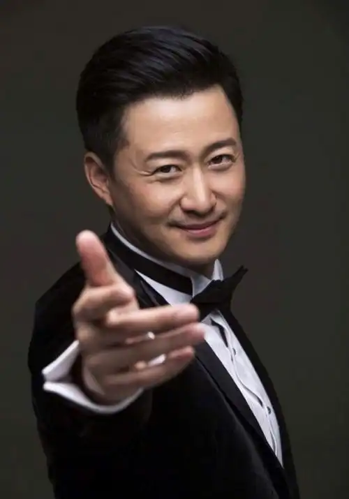 影视巨星吴京太节俭,一件西装穿好几年,品牌方还把它称为经典款
