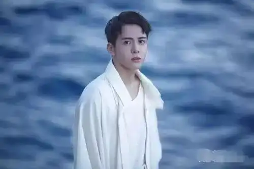 新版倚天屠龙记中饰演男主角的是他,网友还有这么娘的一面
