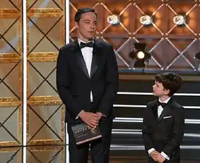 艾美奖大小谢尔顿一起颁发喜剧类最佳编剧奖