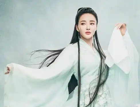 因步步惊心走红,三年打胎三次丈夫仍出轨,今与女儿相依为命
