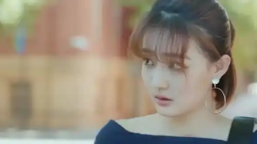 极速青春以后走路尽量不要玩手机,看看徐璐,要不是拦住了就撞了