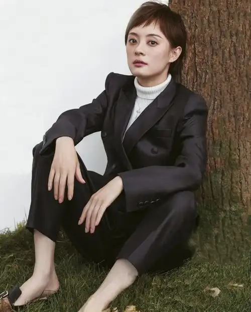 穿搭女王再次惊艳全场穿一袭高腰折纸裙,时尚感爆棚